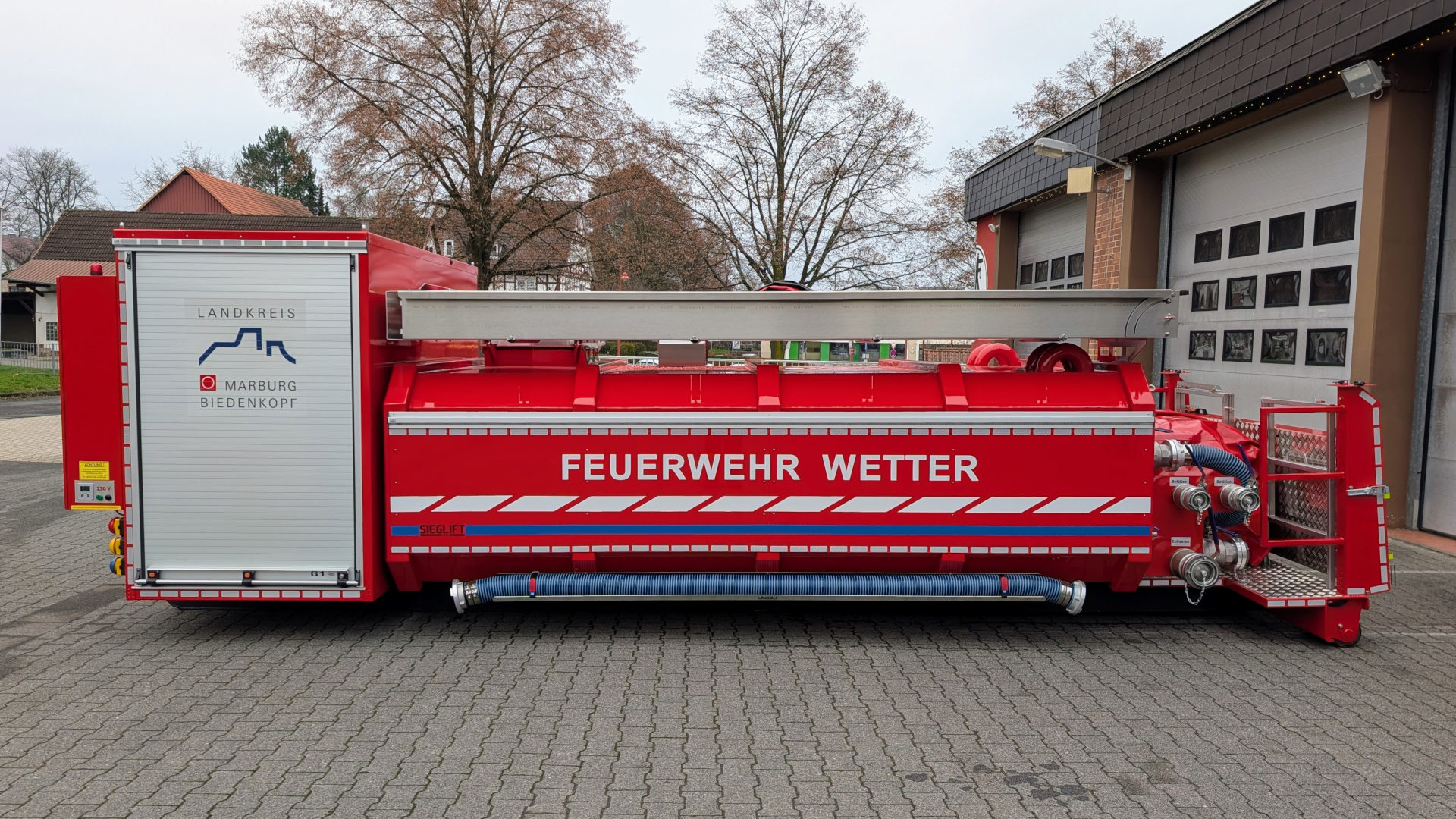 Abrollbehälter Wasser links